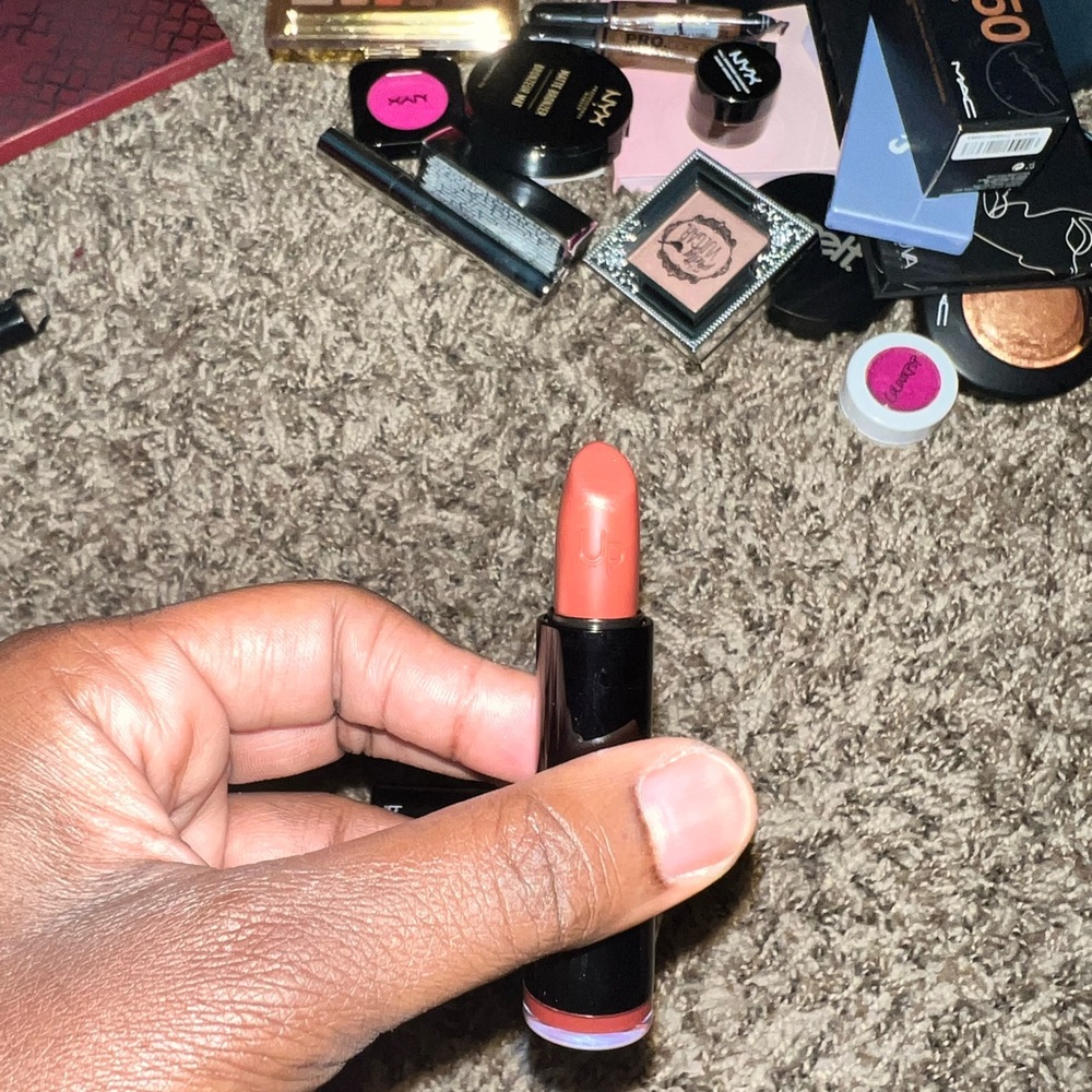 Lipstick - Picture 4 of 5